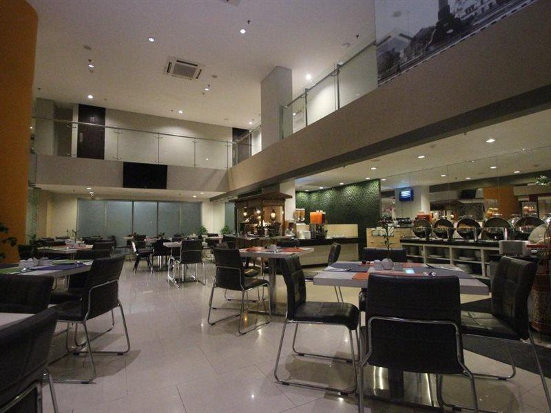Hotel @Hom Semarang Simpang Lima Exterior foto