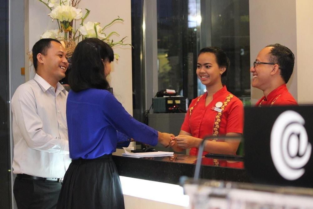 Hotel @Hom Semarang Simpang Lima Exterior foto